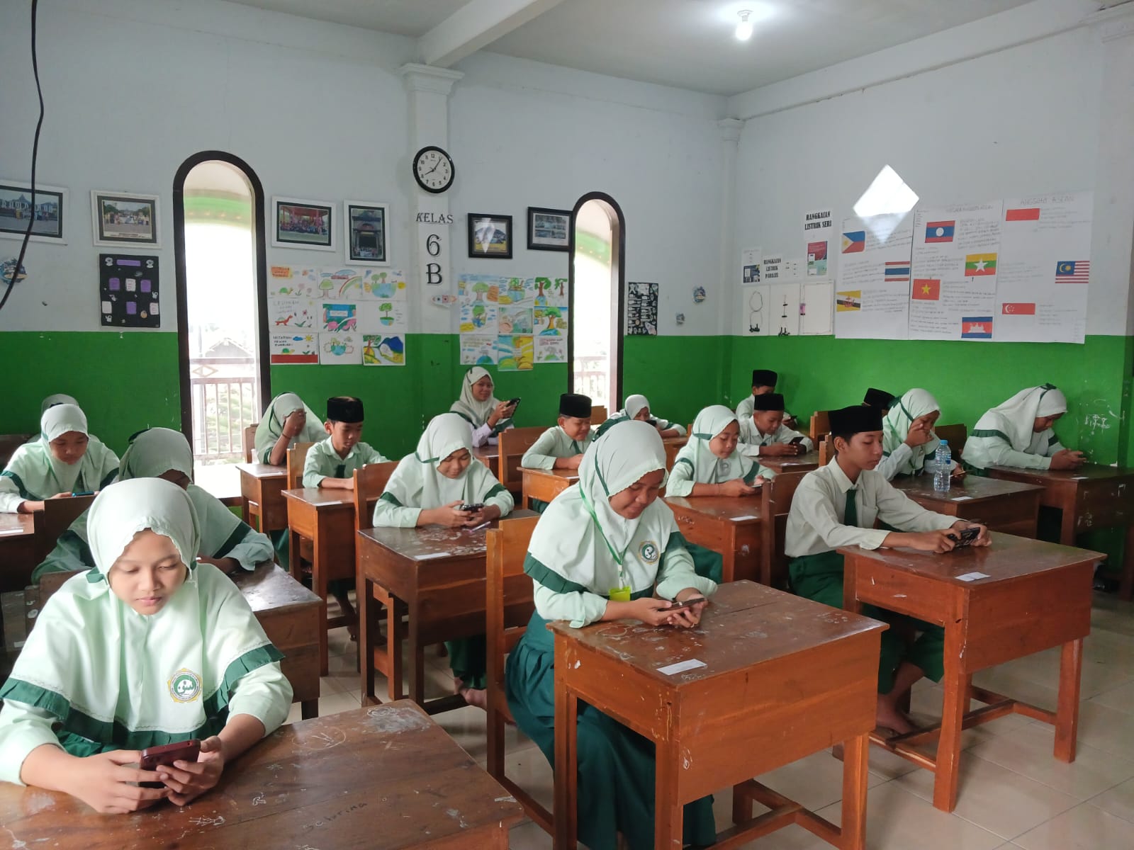 Ujian Berbasis Komputer: Wajah Serius Para Siswa di Ruang Laboratorium.
